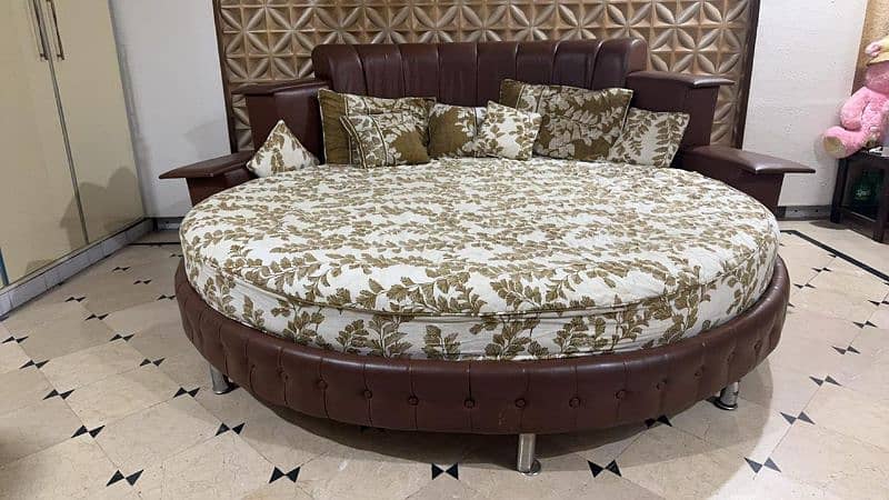 round bed with mattress 5