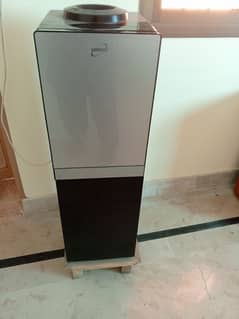 Water dispenser with fridge