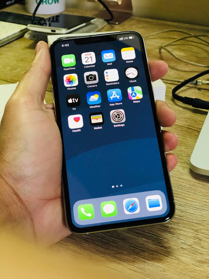 iPhone XS MAX Physical Dual Sim - PTA Approved with box 4