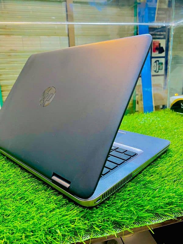 Hp laptop 10/10 conditions 8 gb ram 256 gb ssd finger print 3