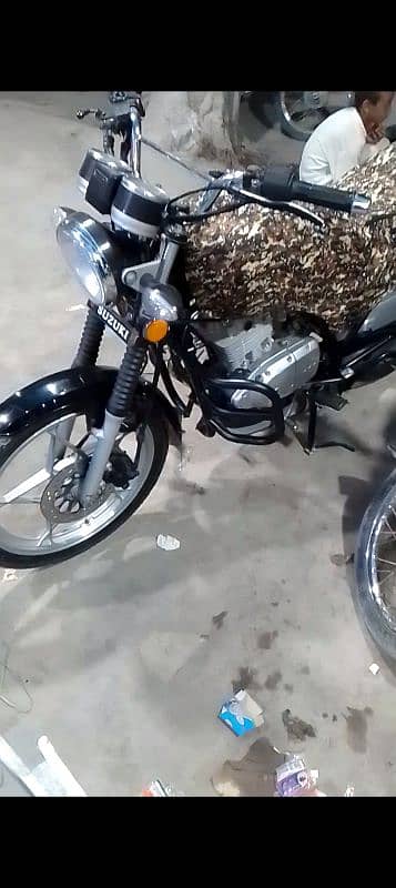 model ha 24/9/2018 jesa 24 date or 9 month ki bike ha 240 lag chuka ha 1