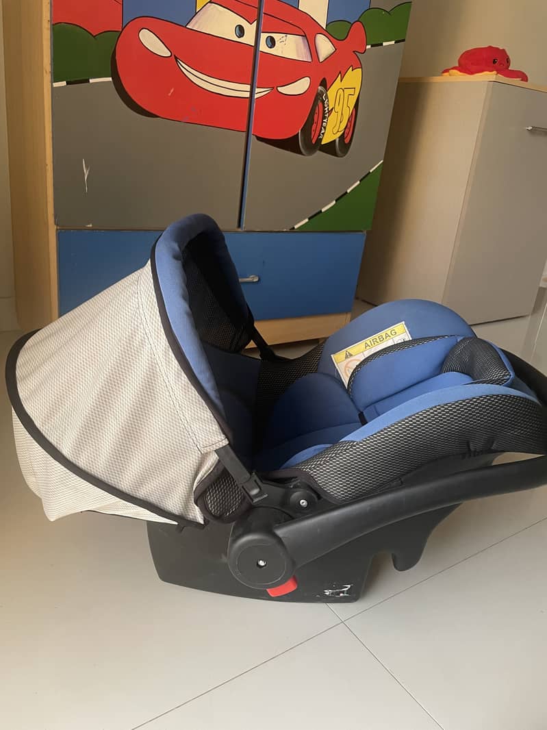 BABY CARRY COT/CAR SEAT 3