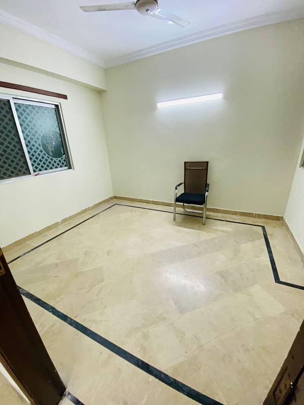 3 bedrooms beautiful Flat available for rent at reasonable price 4