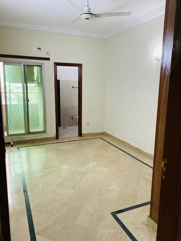 3 bedrooms beautiful Flat available for rent at reasonable price 5