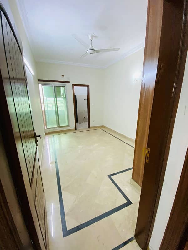 3 bedrooms beautiful Flat available for rent at reasonable price 6