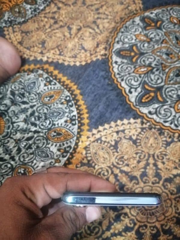 am selling my oppo f15 3