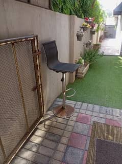 Hydraulic  stool