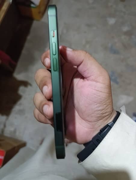 iPhone 13 green LLA 2