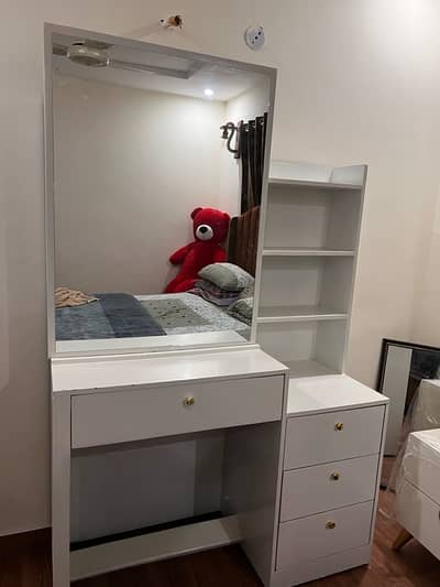 Dresser/ dressing table