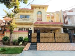 Prime Location House Of 10 Marla In Faisal Town - Block C For sale