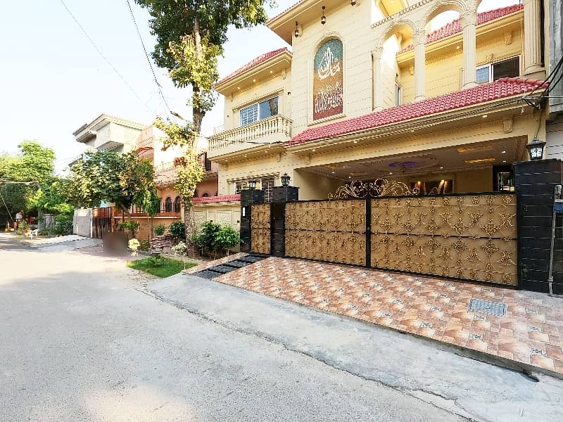 Prime Location House Of 10 Marla In Faisal Town - Block C For sale 1