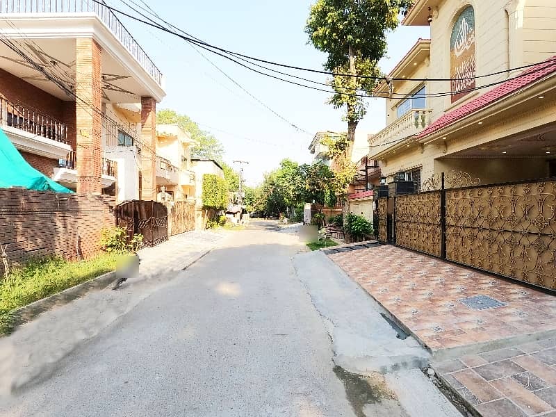 Prime Location House Of 10 Marla In Faisal Town - Block C For sale 2