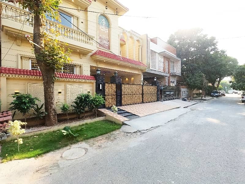 Prime Location House Of 10 Marla In Faisal Town - Block C For sale 3