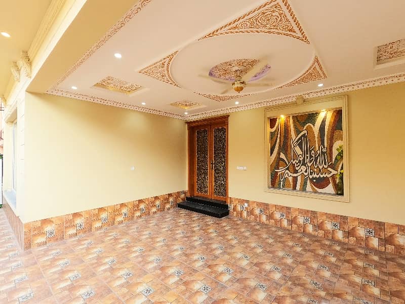 Prime Location House Of 10 Marla In Faisal Town - Block C For sale 5