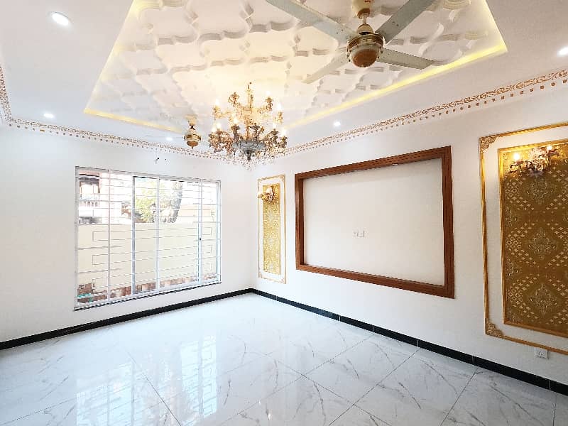 Prime Location House Of 10 Marla In Faisal Town - Block C For sale 6