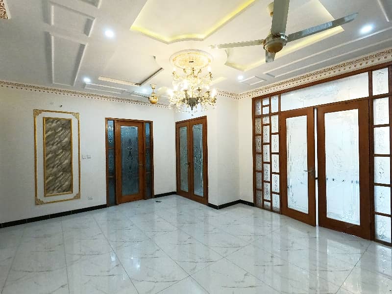 Prime Location House Of 10 Marla In Faisal Town - Block C For sale 8