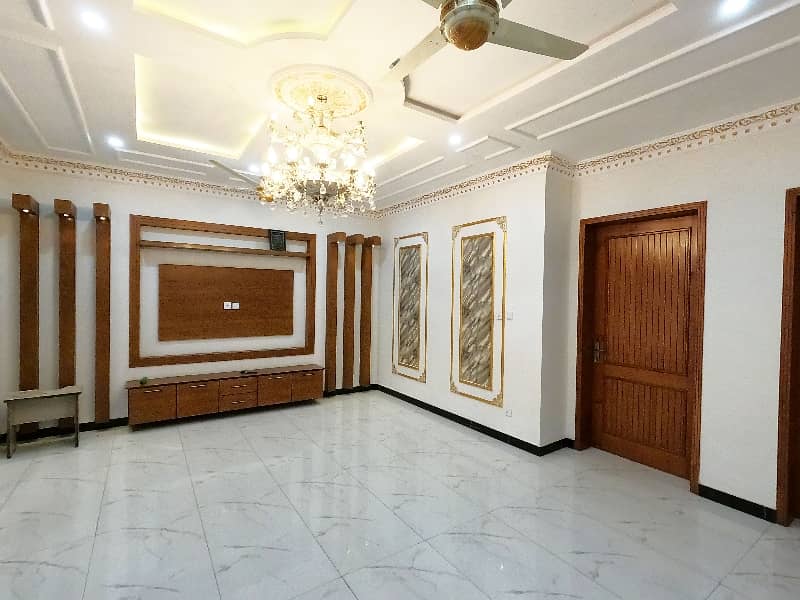 Prime Location House Of 10 Marla In Faisal Town - Block C For sale 9