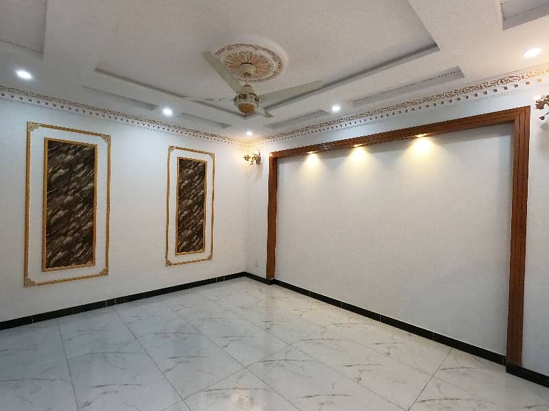 Prime Location House Of 10 Marla In Faisal Town - Block C For sale 11