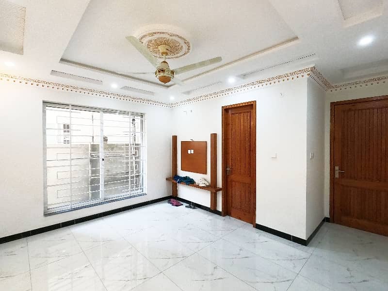 Prime Location House Of 10 Marla In Faisal Town - Block C For sale 12