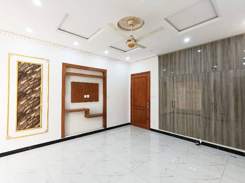 Prime Location House Of 10 Marla In Faisal Town - Block C For sale 14