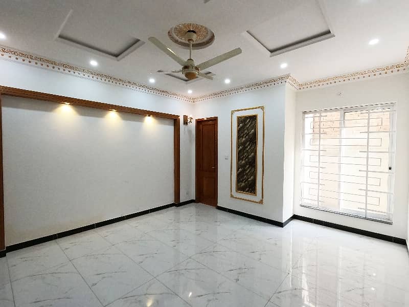 Prime Location House Of 10 Marla In Faisal Town - Block C For sale 15