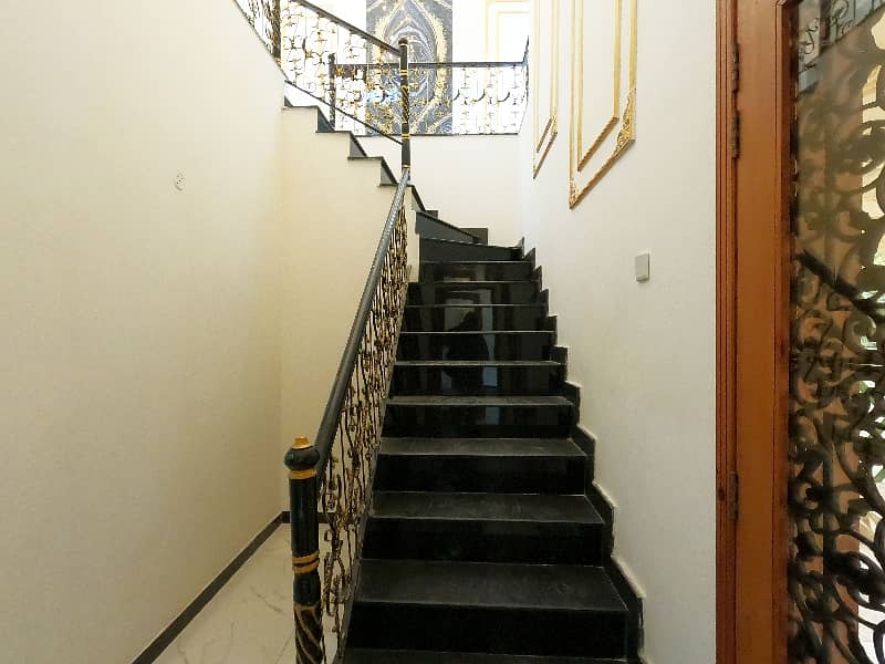 Prime Location House Of 10 Marla In Faisal Town - Block C For sale 17