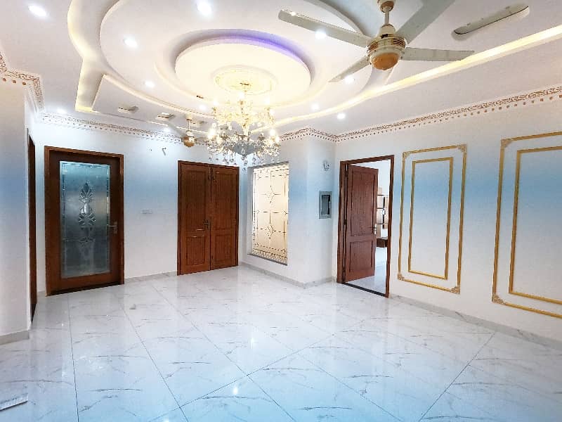 Prime Location House Of 10 Marla In Faisal Town - Block C For sale 21