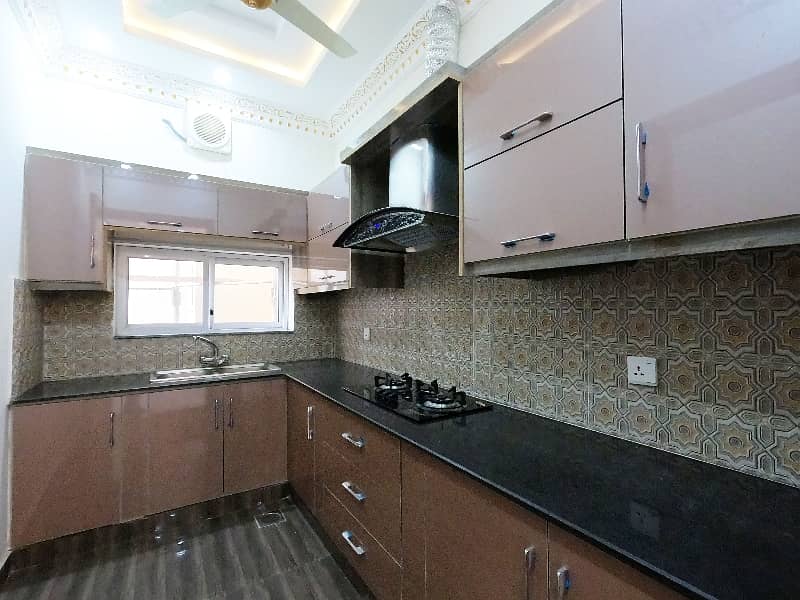 Prime Location House Of 10 Marla In Faisal Town - Block C For sale 22