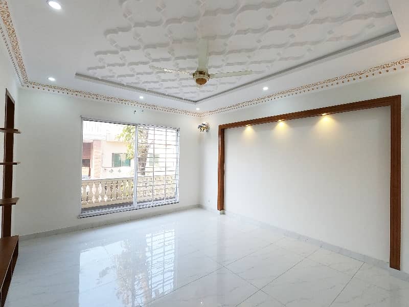 Prime Location House Of 10 Marla In Faisal Town - Block C For sale 23