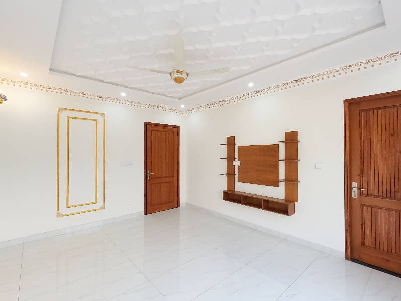 Prime Location House Of 10 Marla In Faisal Town - Block C For sale 24