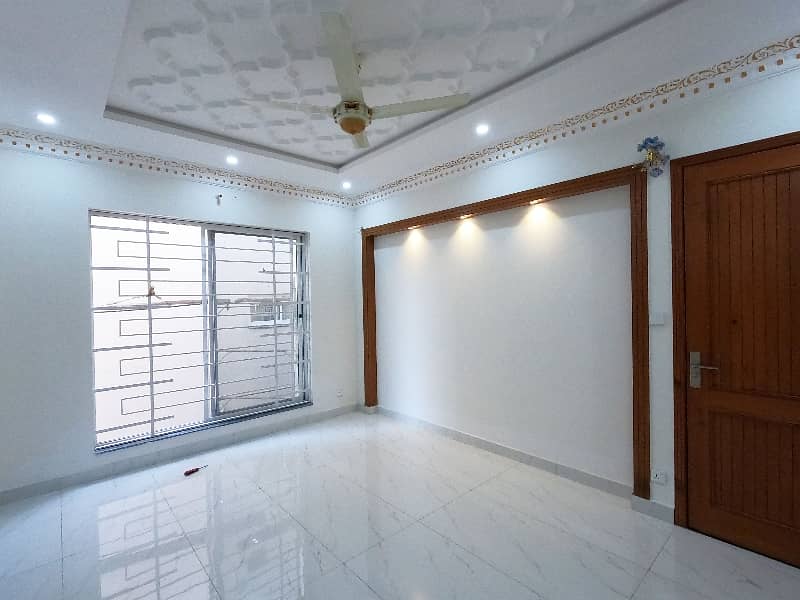 Prime Location House Of 10 Marla In Faisal Town - Block C For sale 26