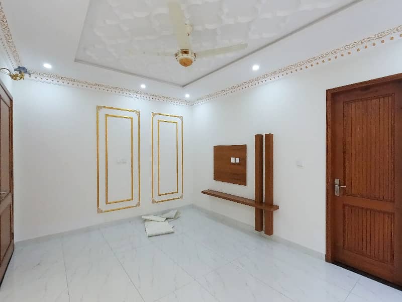 Prime Location House Of 10 Marla In Faisal Town - Block C For sale 32