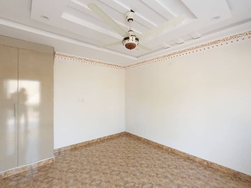 Prime Location House Of 10 Marla In Faisal Town - Block C For sale 36