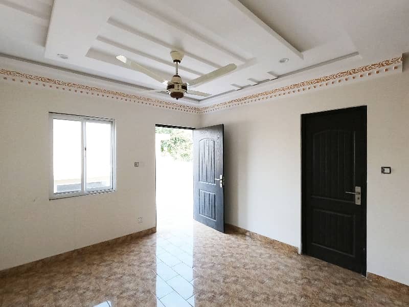 Prime Location House Of 10 Marla In Faisal Town - Block C For sale 37