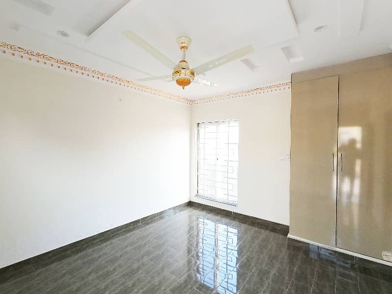 Prime Location House Of 10 Marla In Faisal Town - Block C For sale 39