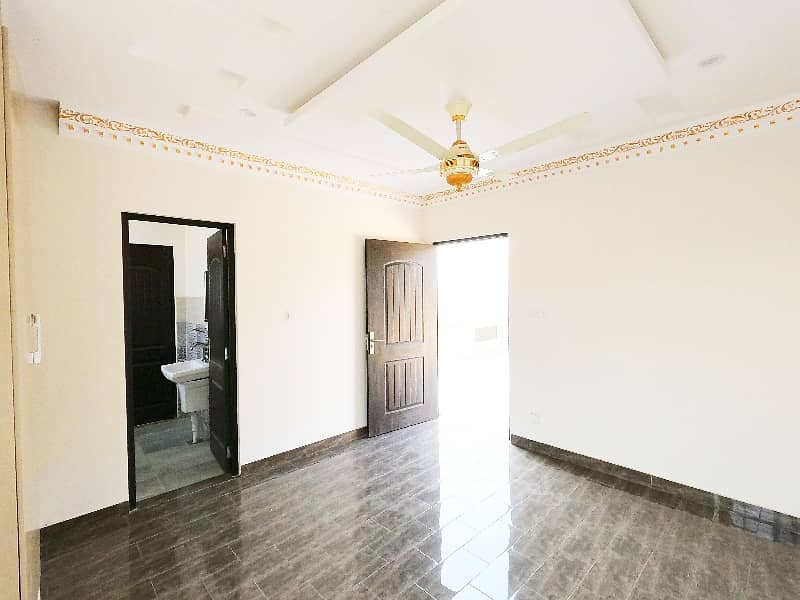 Prime Location House Of 10 Marla In Faisal Town - Block C For sale 40