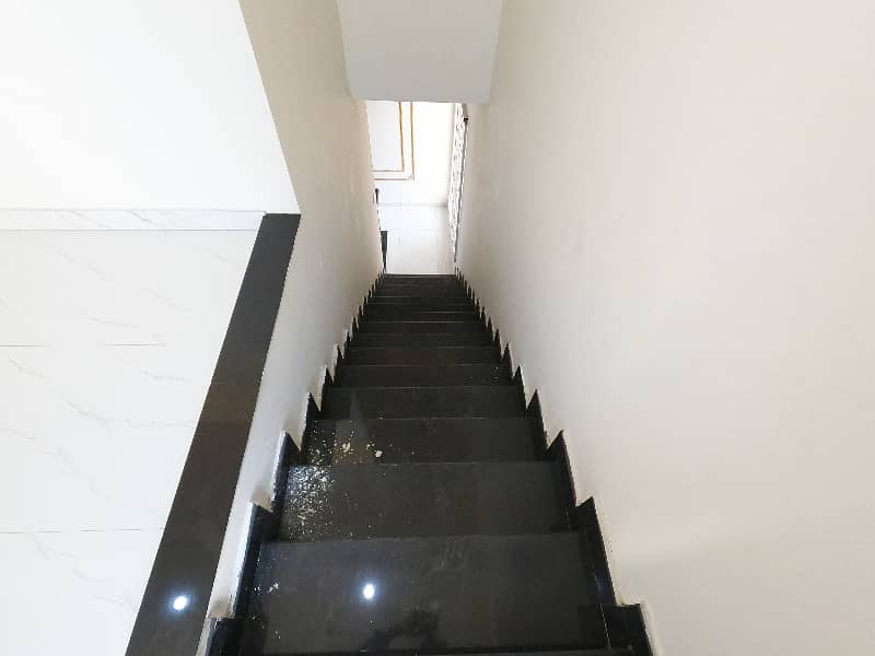 Prime Location House Of 10 Marla In Faisal Town - Block C For sale 41