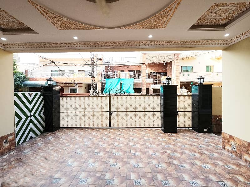 Prime Location House Of 10 Marla In Faisal Town - Block C For sale 42