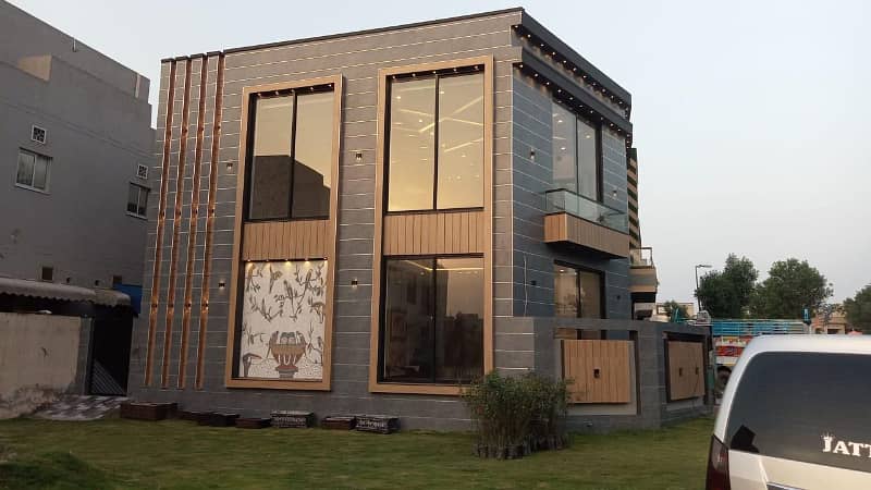 6.5 Marla Luxury Corner with Facing Park Designer House For Sale In Bahria Town Lahore 0