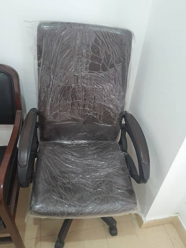 2 month used 3 office Tabel and 3 chair 1