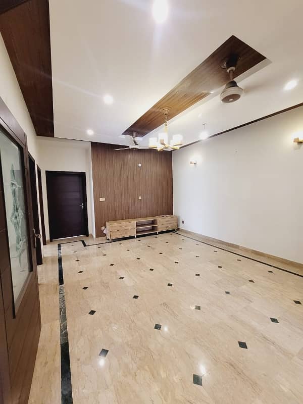 10 Marla Used House Available For Sale Jasmin Block Bahria Town Lahore 11