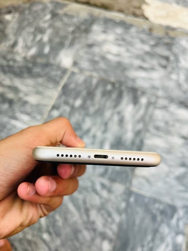 iphone 11 white color 2