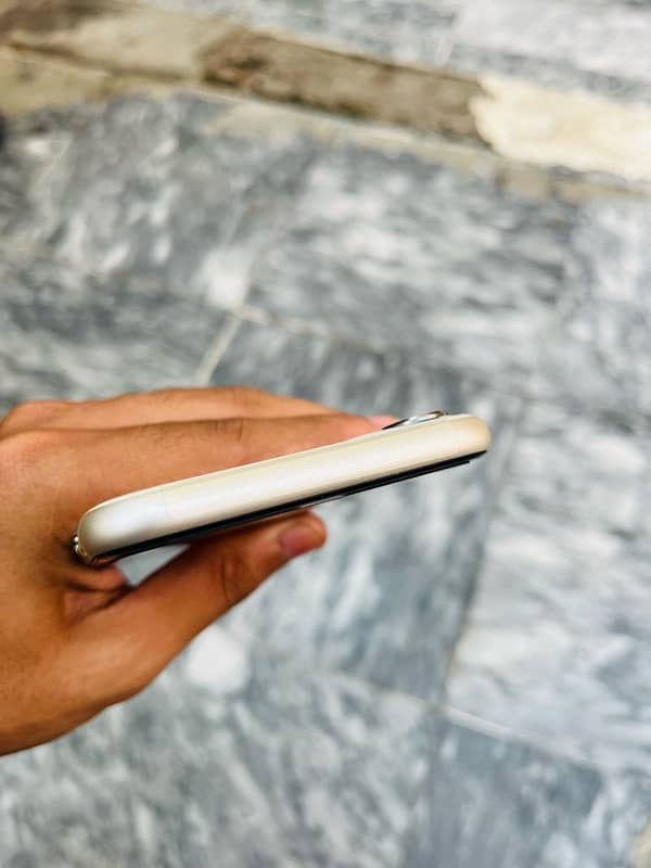 iphone 11 white color 3