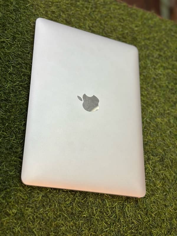 Apple Macbook 2016 M3 12 inch Display 10/10 Condition 2