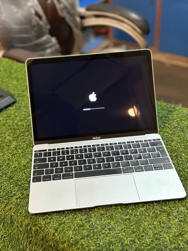 Apple Macbook 2016 M3 12 inch Display 10/10 Condition 7