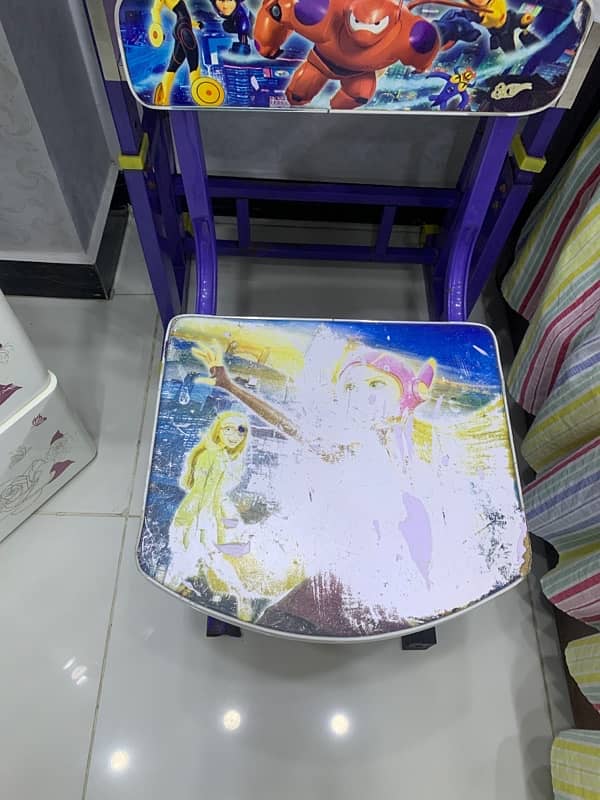 kid’s writing chair in good condition 1