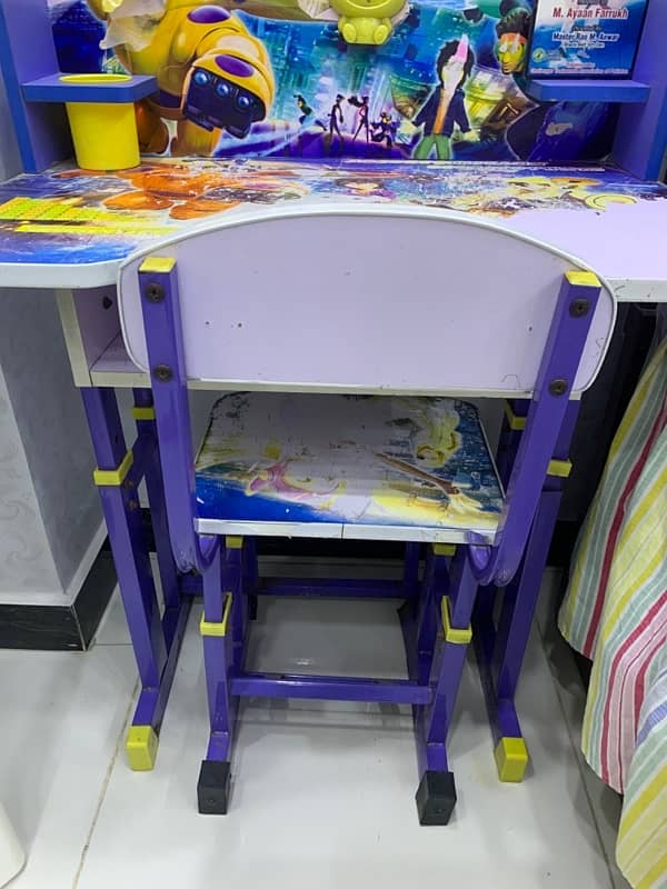 kid’s writing chair in good condition 4