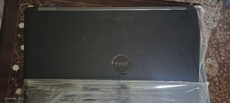 dell LATITUDE E5550 1