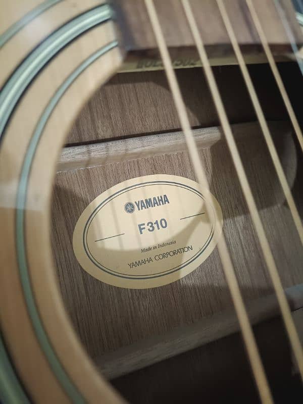 YAMAHA F310 Guitar with Bag & Capo 8