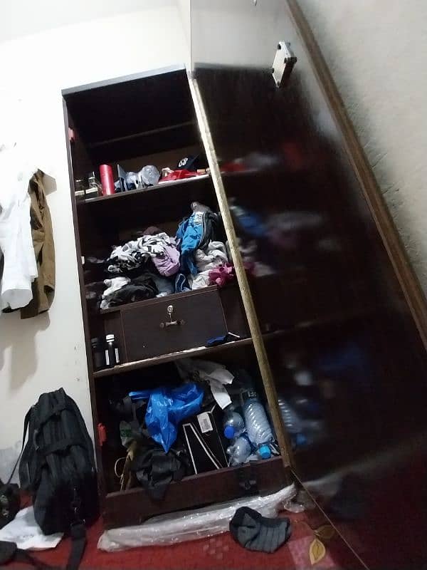 single wardrobe/almari for sale in new condition need urgent buyer 1